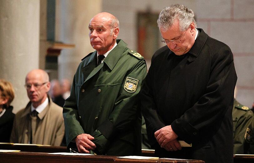 An dem Trauergottesdienst im Mariendom nahm auch Bayerns Innenminister Joachim Herrmann (CSU) teil.