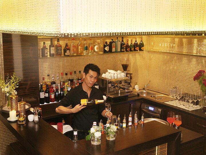 Die Bar ist mit Glaskristallen verziert und mit hochwertigen Spitiruosen gefüllt &mdash; da spricht nichts gegen einen Cocktail nach dem Dinner.