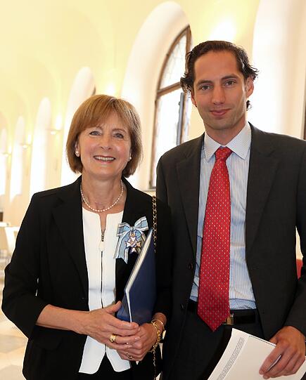 Hildegard Kronawitter mit ihrem Sohn Florian Am Mittwoch wurde in München der Bayerischen Verdienstorden vom bayerischen Ministerpräsidenten, Horst Seehofer, an 20 Bürgerinnen und 30 Bürger verliehen.
