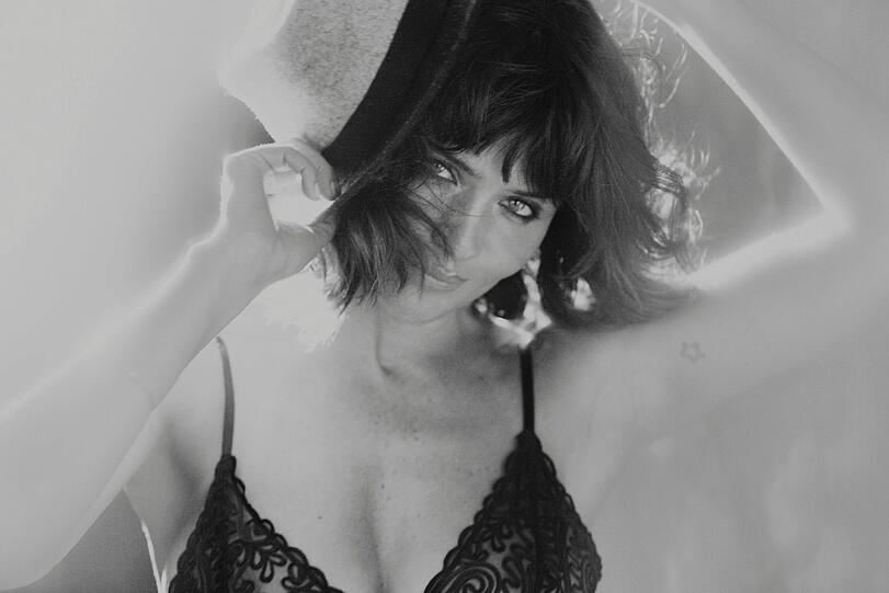 So kann man für sich werben lassen: Helena Christensen in einer Vorjahreskampagne für die Münchner Dessous-Firma "Triumph".