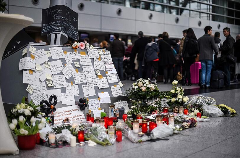 Trauerbekundungen auch am Flughafen in Düsseldorf, wo die Maschine hätte landen sollen.