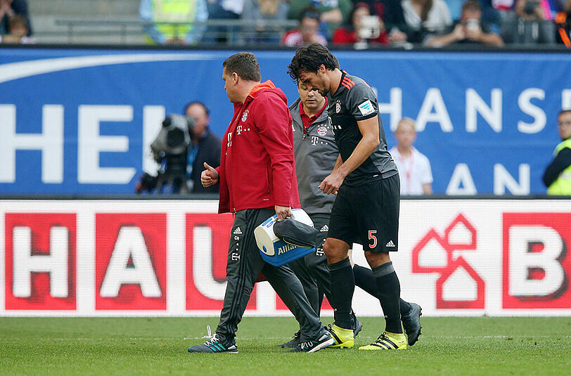 Mats Hummels: Note 3. Nach eineinhalb Spielen Pause wieder in der Innenverteidigung. Mit gutem Auge und Stellungsspiel. Zur Stelle, wenn es brenzlig wurde. Bekam einen Pressschlag (Knie auf Knie) von Wood mit (44.), sehr schmerzhaft. Machte nach der Pause weiter, humpelte. Nach 51 Minuten wegen zu starker Schmerzen raus.