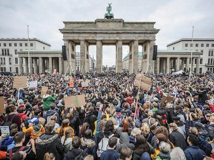 Großer Auflauf am Brandenburger Tor: Tausende Schüler demonstrierten in Berlin für mehr Klimaschutz.