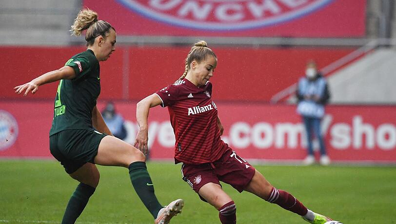 Giulia Gwinn (r) vom FC Bayern München spielt den Ball.