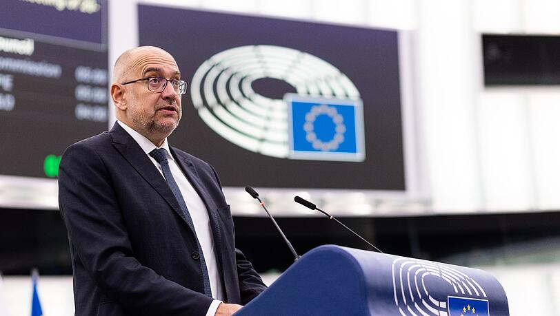 Mikulas Bek (parteilos), damals noch EU-Minister Tschechiens, spricht im Gebäude des Europäischen Parlaments.