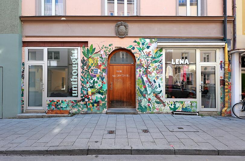 Flower Power: eine bunt bemalte Fassade an einem Altbau.