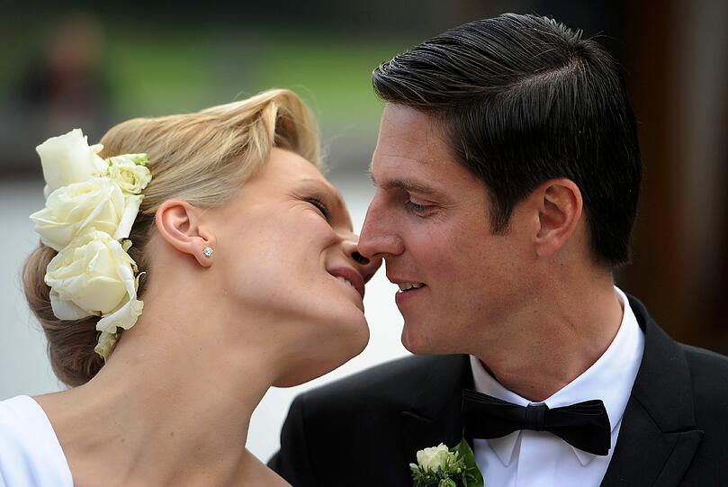 Maria und Marcus küssen sich.
