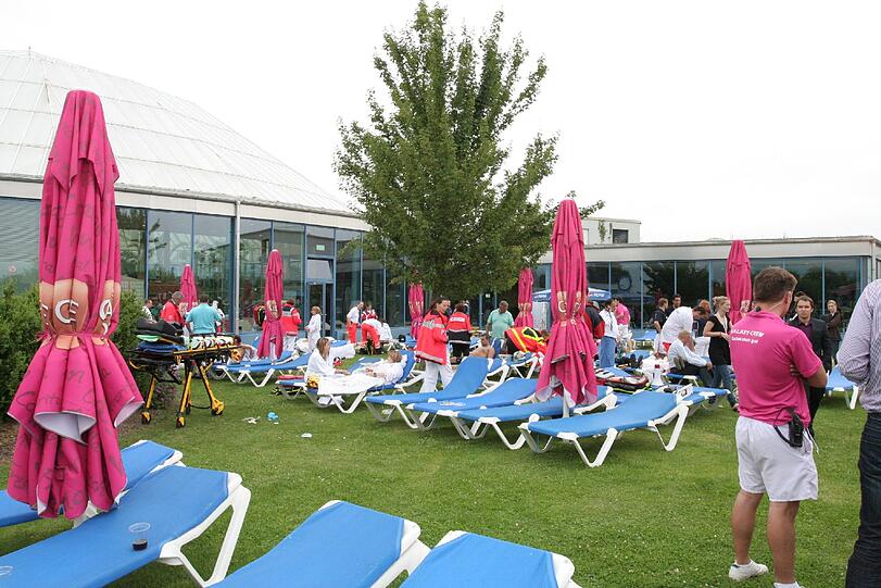 Badegäste atmen giftige Dämpfe ein &ndash; Therme evakuiert: Die Bilder vom Feuerwehr-Einsatz
