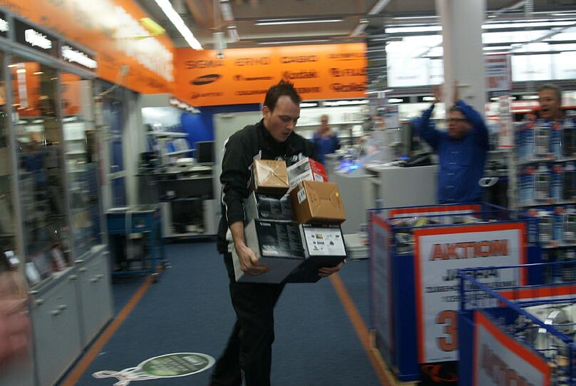 Sebastian gibt alles, um in 150 Sekunden möglichst viele technische Geräte zur Kasse zu schleppen. Die Bilder.