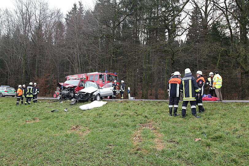 Auf der Staatsstraße 2359 krachten zwei Autos ineinander. Die Bilder vom Unfallort.