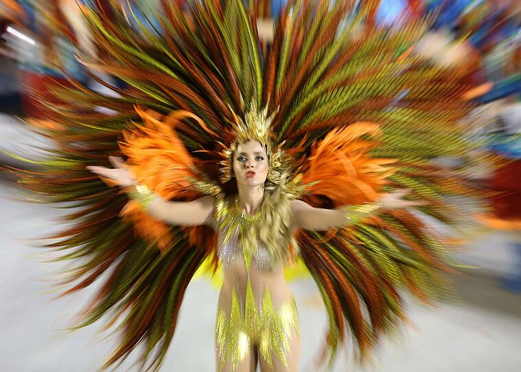 In Rio ging es in der Nacht zum Montag auf dem Straßenkarneval heiß her. Die brasilianischen Schönheiten zeigten zum Karneval-Höhepunkt viel nackte Haut und sexy Kurven.