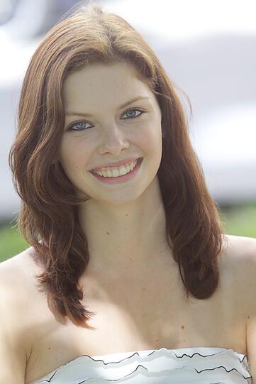 Die Sonne scheint, die Frisur sitzt, das Kleid zeigt alle Vorzüge ihrer Figur: Katrin Biller (18) hat es unter die Top 10 bei der Wahl zur Schönen Münchnerin geschafft.