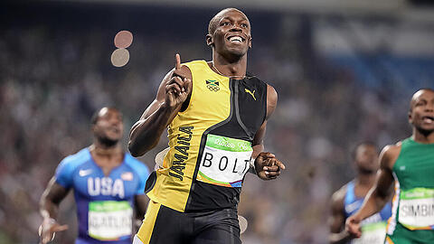 Usain Bolt hat den ersten Schritt zum dritten Gold-Triple in Folge gemacht und das 100-Meter-Finale gewonnen.