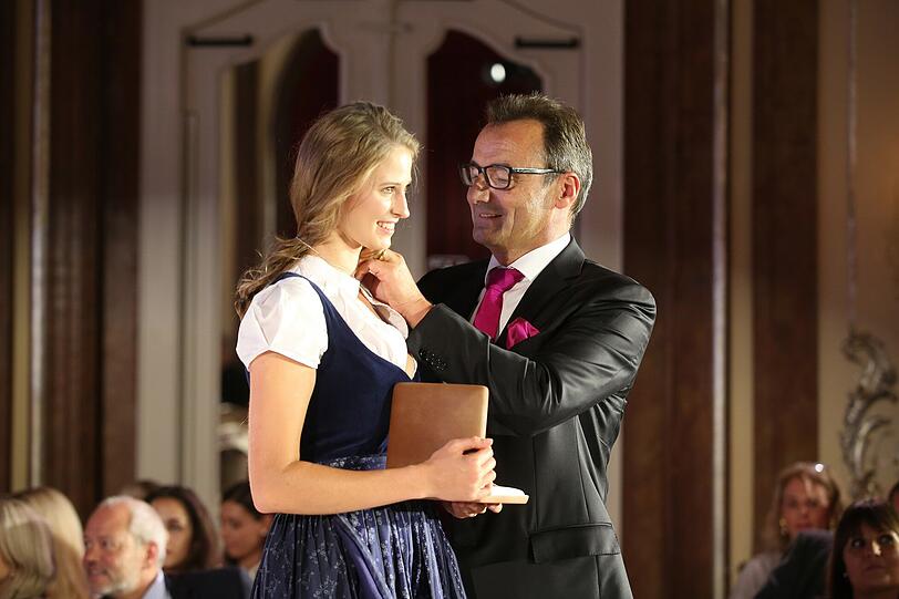 Der AZ-Modelcontest feiert Finale im Silbersaal des Deutschen Theaters. Am Ende war es Jeannie, die die Jury am meisten überzeugt hat. Die 23-Jährige ist die neue Schöne Münchnerin. Die Bilder des Galaabends zum Durchklicken.