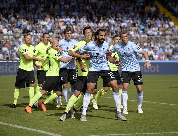 Der Topscorer konnte mitspielen, aber die Niederlage gegen den SV Wehen Wiesbaden nicht abwenden: Adriano Grimaldi, diesmal blasser Torjäger des TSV 1860 (M.).