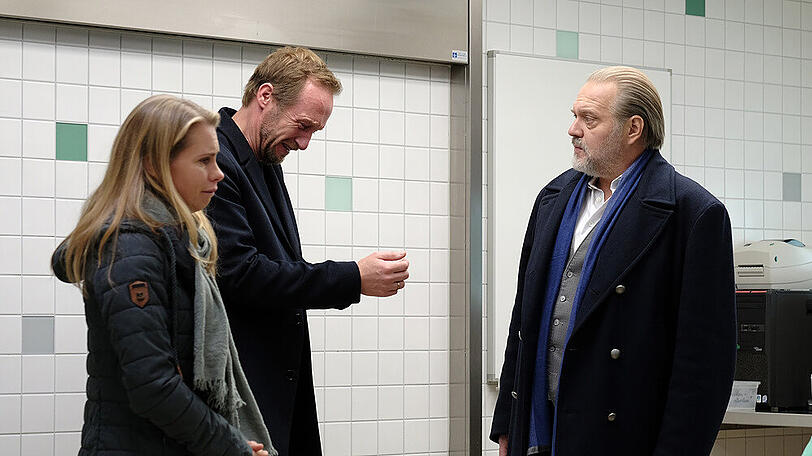 "Der Alte: Geteiltes Leid": Sandra Lindner (Tanja Schleiff, l.) und Werner Lindner (Stephan Kampwirth, M.) identifizieren im Beisein von Hauptkommissar Richard Voss (Jan-Gregor Kremp, r.) ihre Tochter Caro