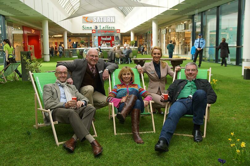 In den Riem Arcaden ist jetzt schon Frühling! (von links) Michael Mattar (FDP), Wolfgang Kropp (Centermanager), Stephanie Hentschel (CSU), Goriana Kaltcheva (Centermanagerin), Alexander Reissl (SPD) überzeugen sich davon.