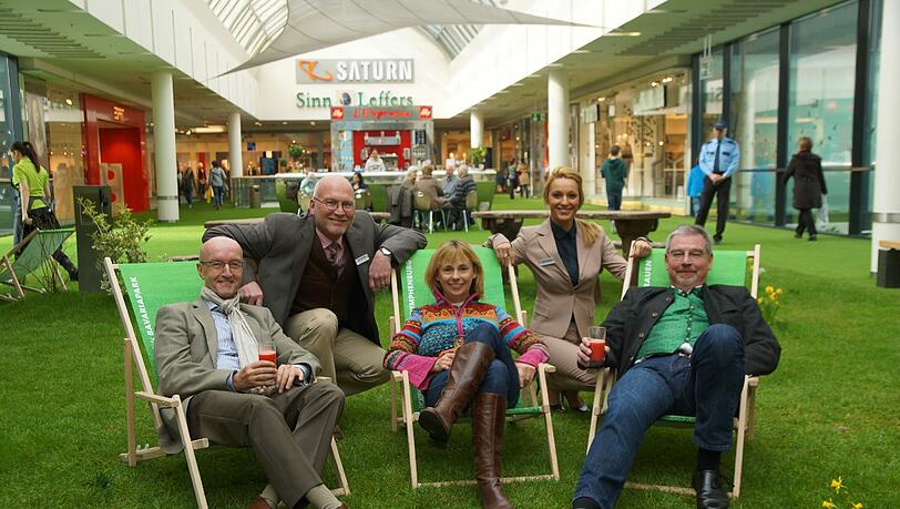In den Riem Arcaden ist jetzt schon Frühling! (von links) Michael Mattar (FDP), Wolfgang Kropp (Centermanager), Stephanie Hentschel (CSU), Goriana Kaltcheva (Centermanagerin), Alexander Reissl (SPD) überzeugen sich davon. In den Riem Arcaden ist jetzt schon Frühling! (von links) Michael Mattar (FDP), Wolfgang Kropp (Centermanager), Stephanie Hentschel (CSU), Goriana Kaltcheva (Centermanagerin), Alexander Reissl (SPD) überzeugen sich davon.