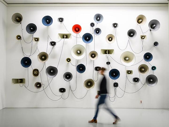 Eine Soundinstallation von Pavel Büchler spielt das Lautgedicht "Ursonate" (1932) von Kurt Schwitters.