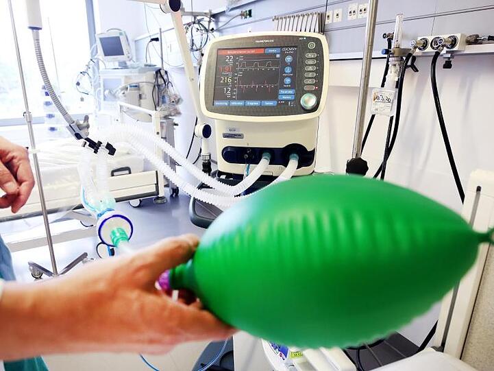 An einem Intensivbett für Corona-Patienten zeigt ein Arzt, die Funktionsweise eines Beatmungsgerätes.