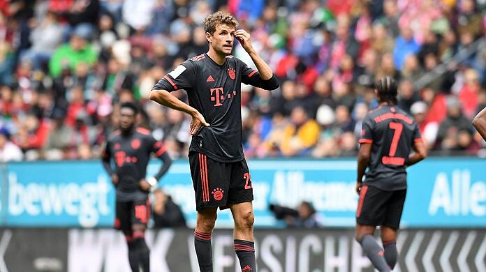 "Fassungslos": Thomas Müller beschreibt die Bayern-Stimmung nach der 0:1-Pleite in Augsburg treffend. Trainer Julian Nagelsmann ist bedient. Auf der Tribüne sind Oliver Kahn und Hasan Salihamidzic entsetzt.