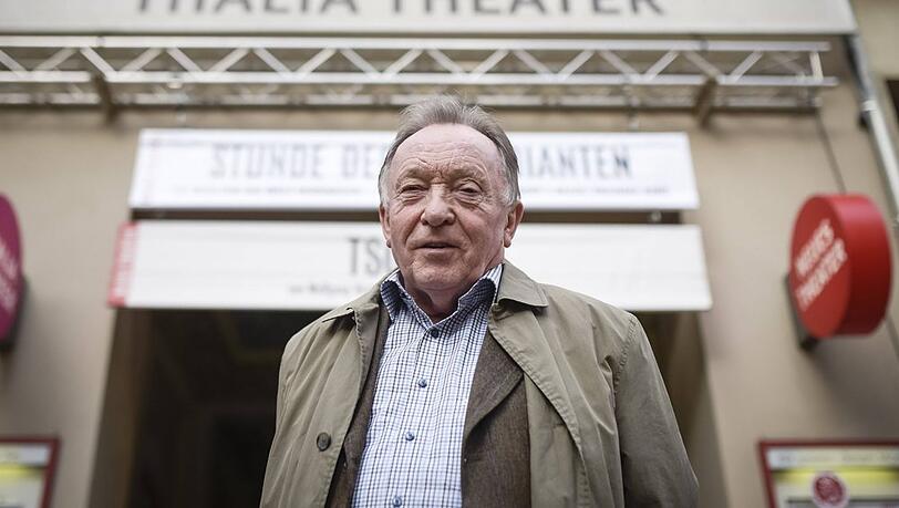 Peter Sodann vor seiner langjährigen Wirkungsstätte, dem Neuen Theater in Halle. Peter Sodann vor seiner langjährigen Wirkungsstätte, dem Neuen Theater in Halle.