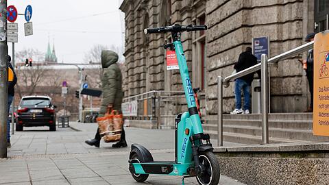Die t&uuml;rkisfarbenen E-Scooter der Marke Tier erhalten bald einen neuen Anstrich (Archivbild).