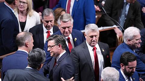 Der republikanische Sprecher des Repräsentantenhauses, Mike Johnson, hat es geschafft genug Parteikollegen hinter dem Gesetz zu versammeln.
