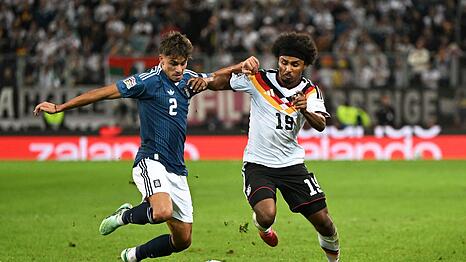 Dynamisch unterwegs auf dem Fl&uuml;gel: Karim Adeyemi (r).