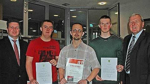 Die drei Helden  Daniel Weizenwieser, Sascha Streifinger und Florian Obermeier wurden schon von Landrat und Polizeichef geehrt.