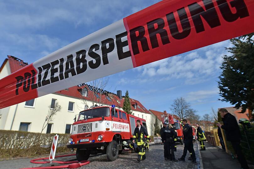 Einsatzkräfte von Feuerwehr und Polizei stehen vor der zukünftigen Unterkunft für Asylbewerber in Tröglitz.
