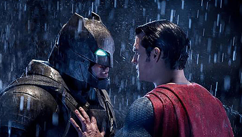 "Batman v Superman: Dawn of Justice": Bruce Wayne alias Batman (Ben Affleck, l.) rüstet sich für einen erbitterten Kampf gegen Clark Kent alias Superman (Henry Cavill) "Batman v Superman: Dawn of Justice": Bruce Wayne alias Batman (Ben Affleck, l.) rüstet sich für einen erbitterten Kampf gegen Clark Kent alias Superman (Henry Cavill)