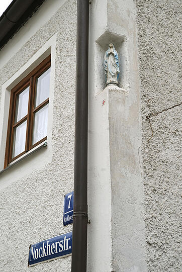 Nur wer genau hinschaut, sieht sie: Maria in der Häuserwand.
