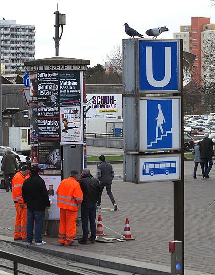 Starker Wind hat der Tafel an der Litfaßsäule vor dem PEP in Neuperlach zugesetzt.