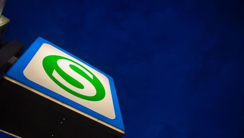 Ein S-Bahn-Schild hängt vor einem dunklen Morgenhimmel. Foto: Lino Mirgeler/dpa/Archivbild Ein S-Bahn-Schild hängt vor einem dunklen Morgenhimmel. Foto: Lino Mirgeler/dpa/Archivbild