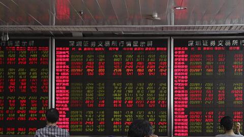 Investoren beobachten die Aktienkurse am Aktienmarkt. Vor Gesprächen zur Lösung des Handelskrieges zwischen den USA und China, den beiden größten Volkswirtschaften, rutschten die Aktien in Asien ab.