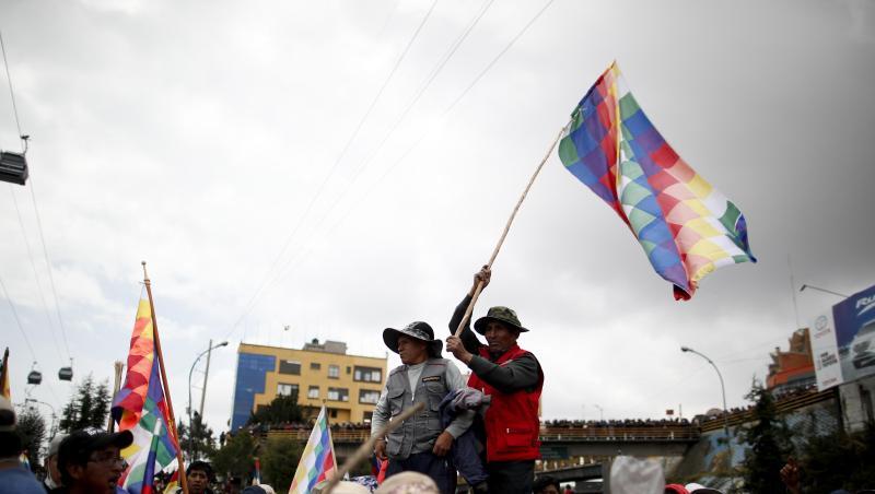 Unterstützer von Ex-Präsident Evo Morales blockieren eine Autobahn bei El Alto. Unterstützer von Ex-Präsident Evo Morales blockieren eine Autobahn bei El Alto.