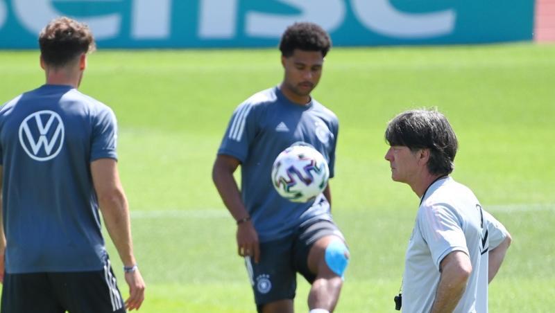 Bundestrainer Joachim Löw (r) musste im Montags-Training auf drei wichtige Spieler verzichten.