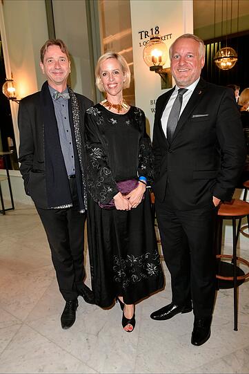 Prof. Dr. Bernhard Maaz (l.,Generaldirektor der Bayerischen Staatsgemäldesammlungen), Katja Eichinger und Dr. Thomas Girst (BMW).