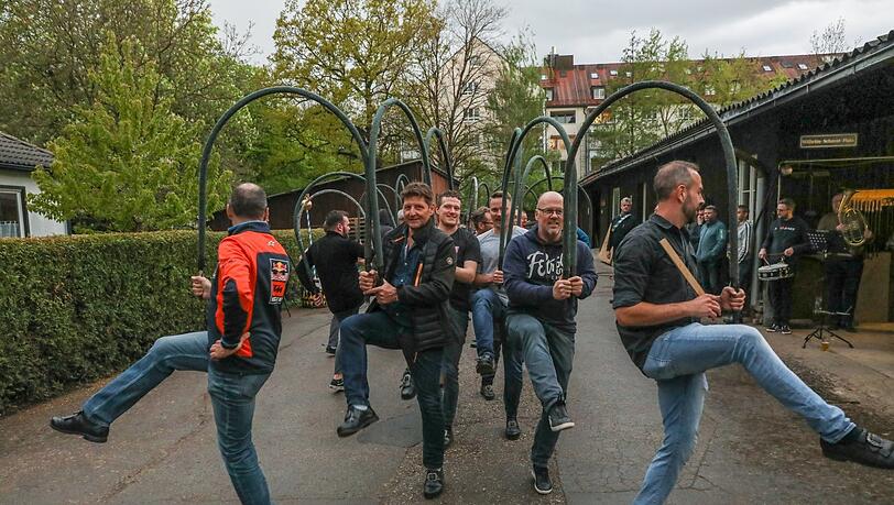 Immer schön hoch das Knie und die Tanzbögen gerade halten. Die sind hier bei der Probe freilich nur Attrappe. Beim Auftritt tragen die Schäffler ihre Tracht und die Bögen sind mit Buchs umwickelt.