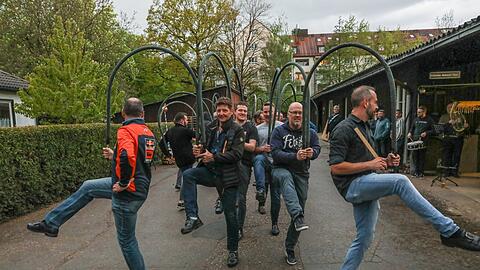 Immer schön hoch das Knie und die Tanzbögen gerade halten. Die sind hier bei der Probe freilich nur Attrappe. Beim Auftritt tragen die Schäffler ihre Tracht und die Bögen sind mit Buchs umwickelt.