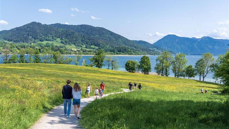 Wer braucht denn den Gardasee – wenn man auch ganz schnell und günstig von München aus den Tegernsee erreichen kann? Ein Spaziergang am Ufer entlang lohnt sich vor allem bei gutem Wetter. Aber auch für Regentage hat die AZ einige Tipps gesammelt. Alle sind mit dem Deutschlandticket erreichbar.