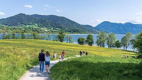 Wer braucht denn den Gardasee – wenn man auch ganz schnell und günstig von München aus den Tegernsee erreichen kann? Ein Spaziergang am Ufer entlang lohnt sich vor allem bei gutem Wetter. Aber auch für Regentage hat die AZ einige Tipps gesammelt. Alle sind mit dem Deutschlandticket erreichbar.