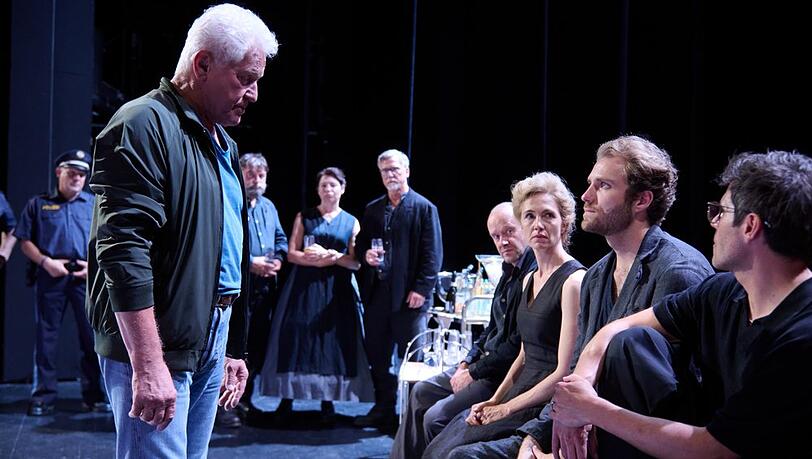 Ivo Batic (Miroslav Nemec, li.) f&uuml;hlen im "Tatort: Das Verlangen" einem Theaterensemble auf den Zahn.