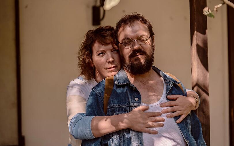 Paul (Charly Hübner) genießt das Leben mit seiner Frau Anne (Lina Beckmann), gleichzeitig zieht es ihn aber auch in die Ferne. Etwas von der Welt sehen, ein bisschen zumindest ... Paul (Charly Hübner) genießt das Leben mit seiner Frau Anne (Lina Beckmann), gleichzeitig zieht es ihn aber auch in die Ferne. Etwas von der Welt sehen, ein bisschen zumindest ...