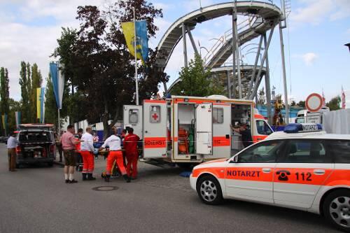 Dramatische Szenen: Auf einer Trage wird das verunglückte Mädchen zu einem Notarztwagen gebracht.