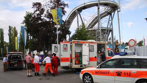 Dramatische Szenen: Auf einer Trage wird das verunglückte Mädchen zu einem Notarztwagen gebracht. Dramatische Szenen: Auf einer Trage wird das verunglückte Mädchen zu einem Notarztwagen gebracht.