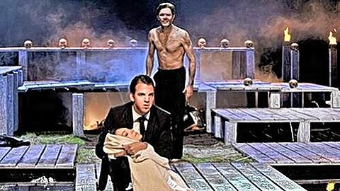 Trauernd hält Laertes (Pascal Fligg) seine tote Schwester Ophelia (Barbara Romaner) im Arm. Ihr Selbstmord erschüttert auch Hamlet (Friedrich Mücke, hinten).