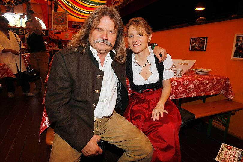 Diese Herrschaften legen eine kleine Verschnaufpause ein: Musiker Leslie Mandoki mit seiner Frau Eva.