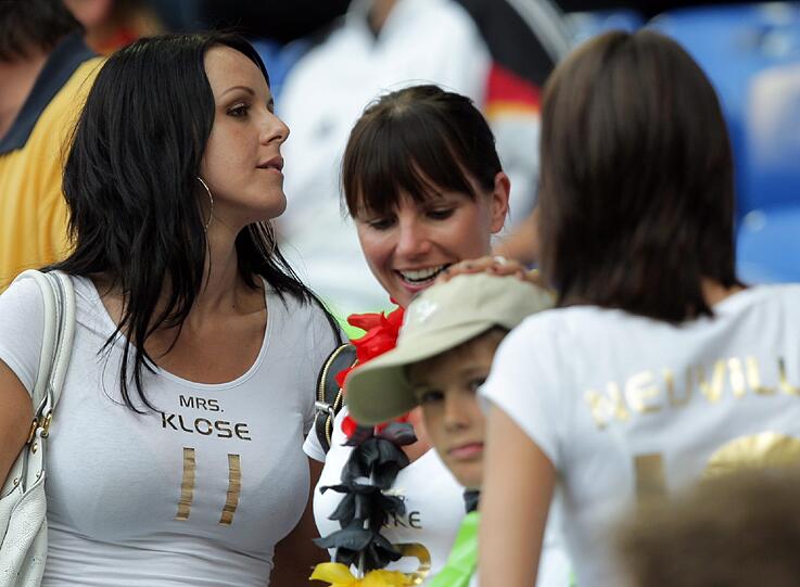 Sylvia Klose (links im Bild) feuert ihren Miro von der Tribüne aus an.